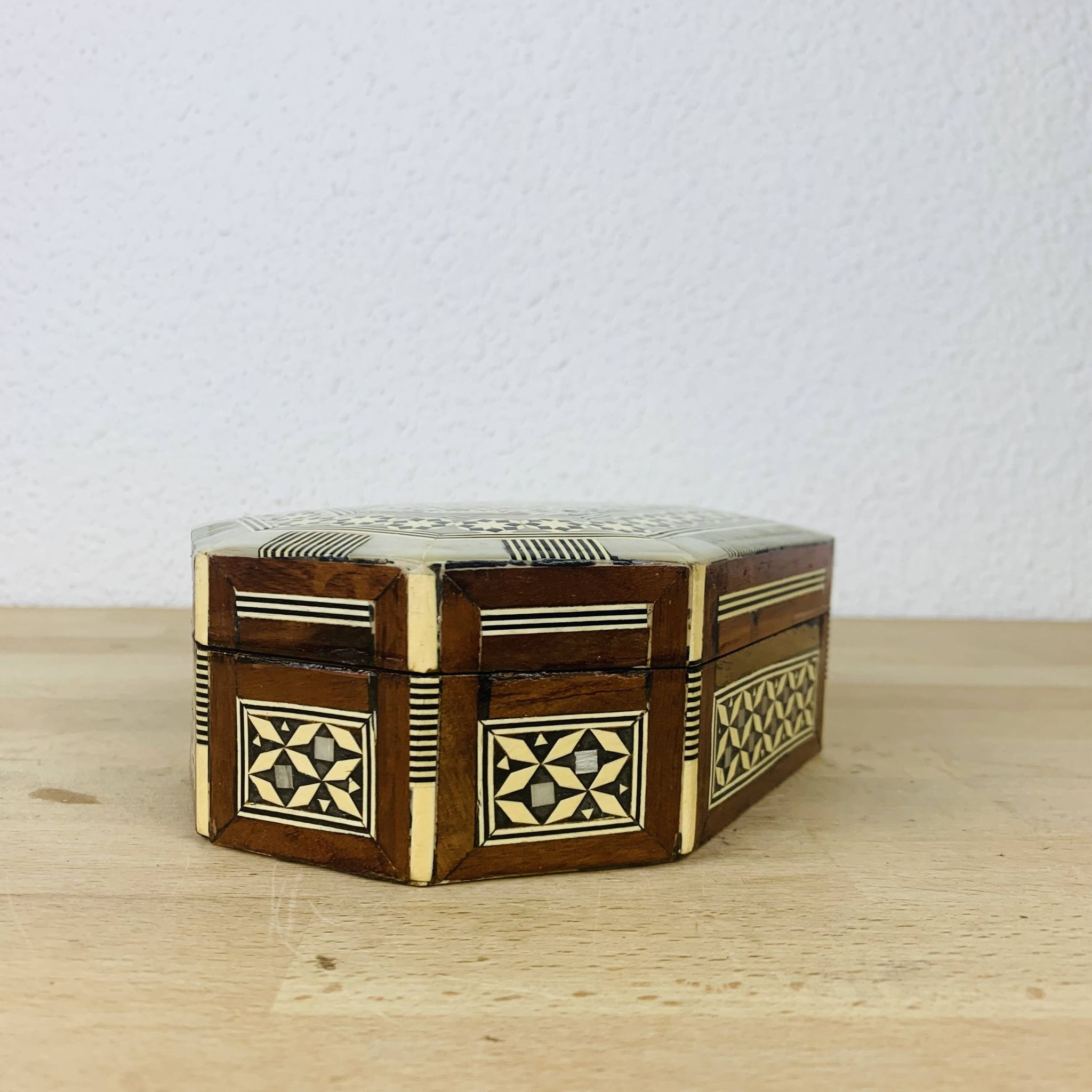 Boîte à bijou marqueterie de nacre vintage