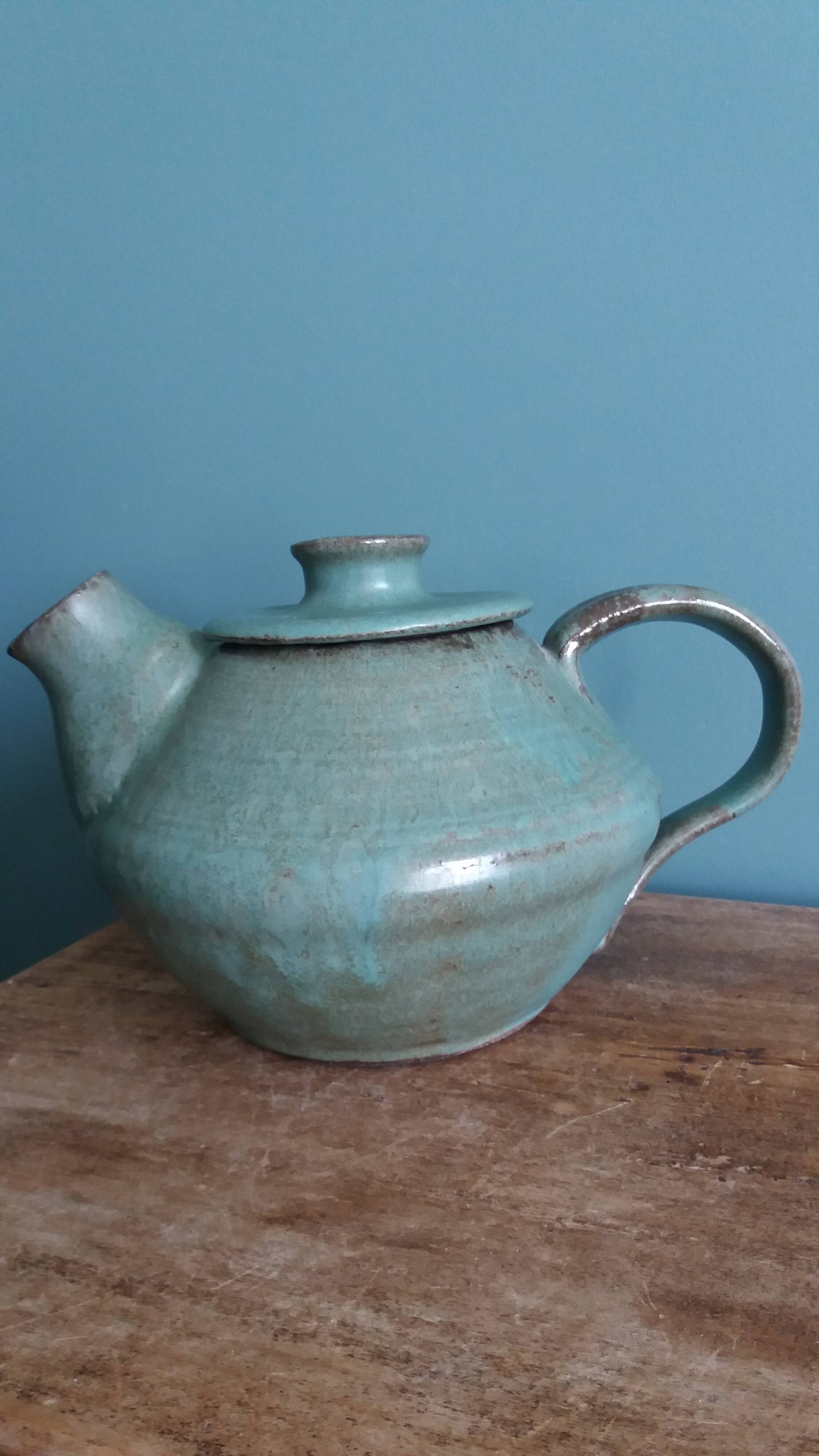 Théière artisanale en grès chamotté émaillé vert de gris signée