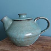 Théière artisanale en grès chamotté émaillé vert de gris signée
