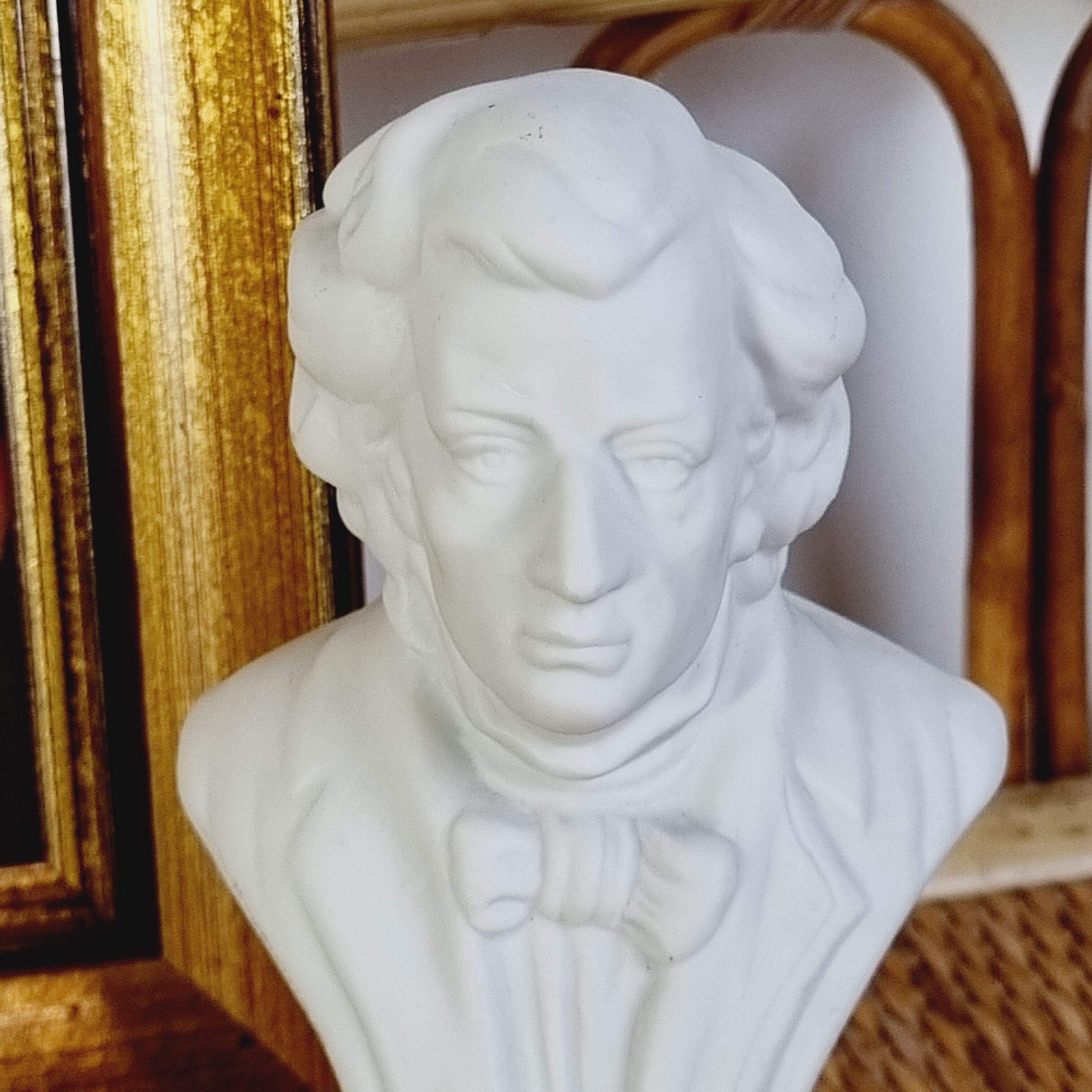 Small Chopin bust in white biscuit