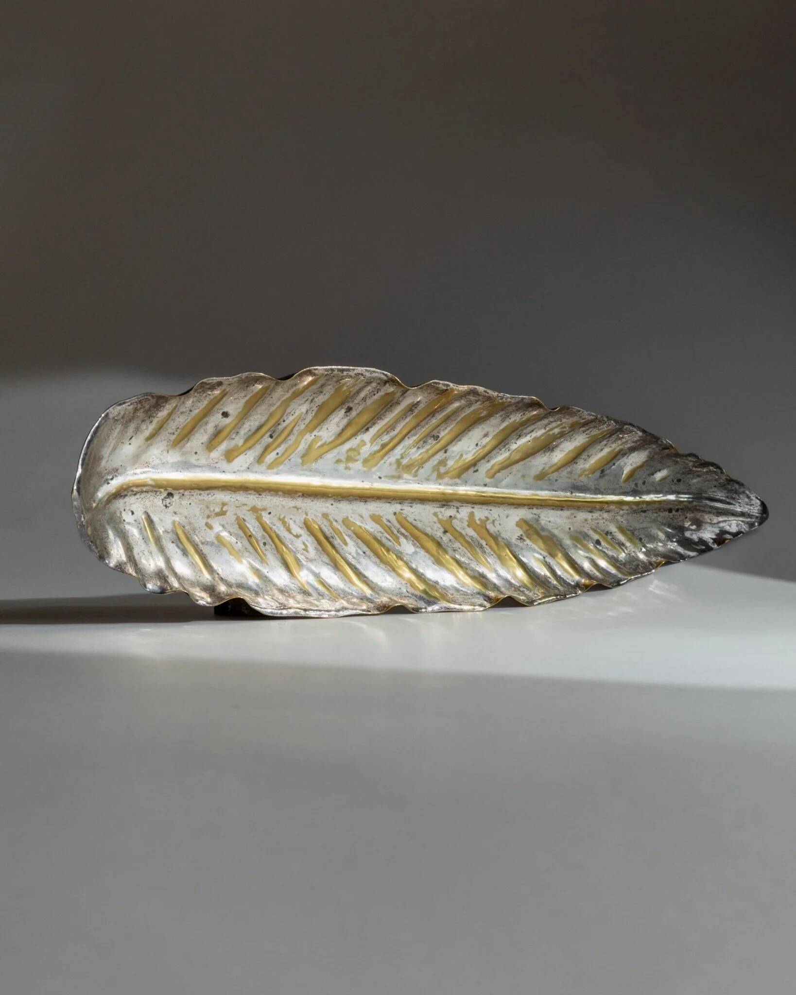 Large vintage bowl in the shape of a leaf in silver metal with gold details - Mid-Century design Italy 1970s
