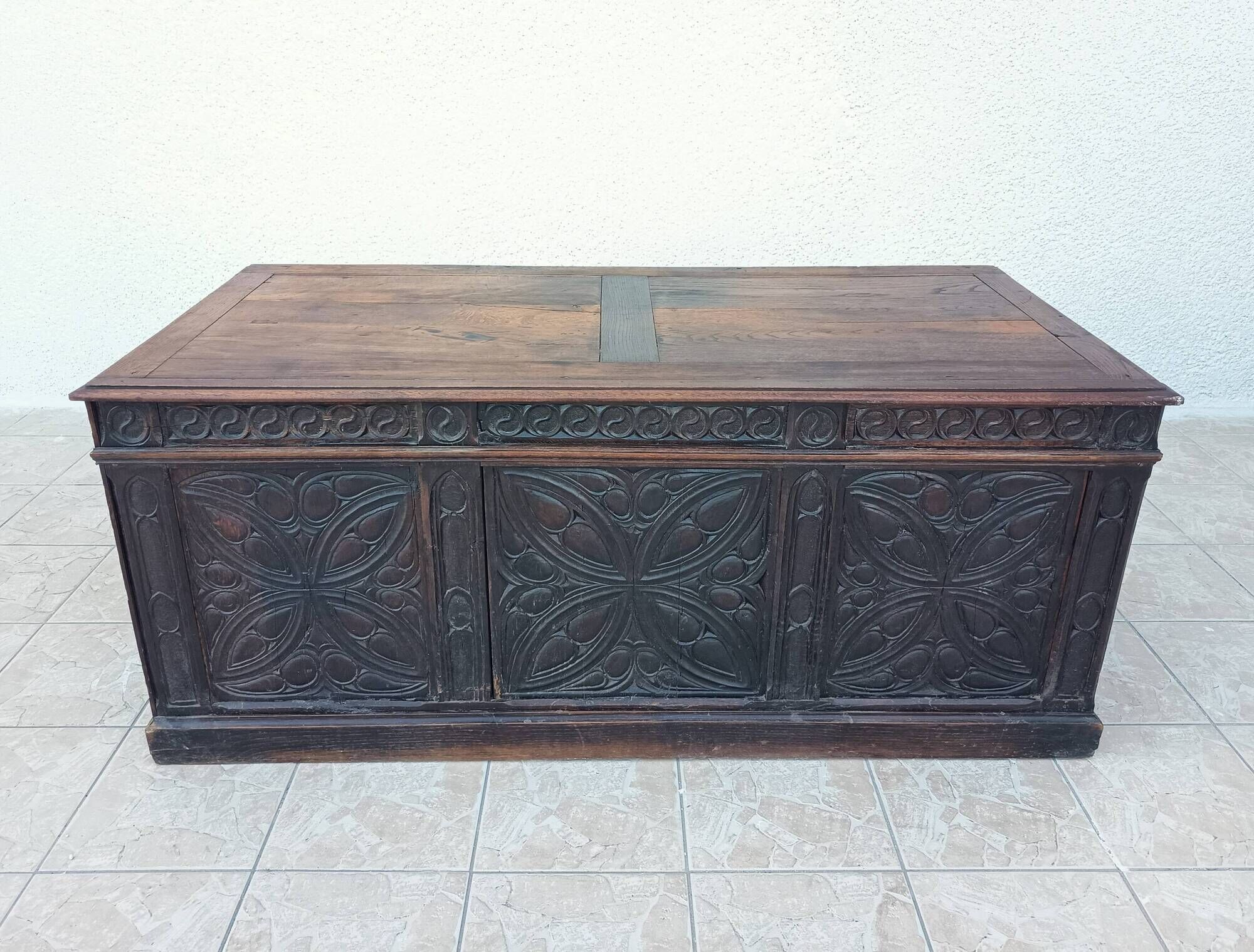 Large Gothic desk in solid oak from the 19th century.