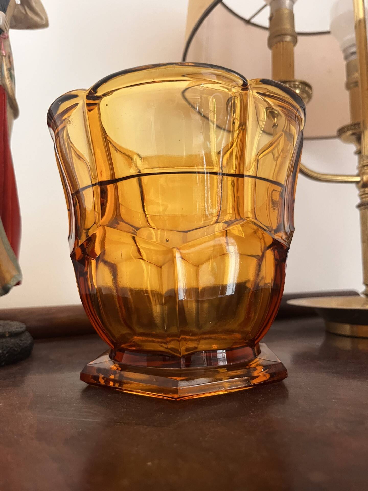 Vase en verre ambré