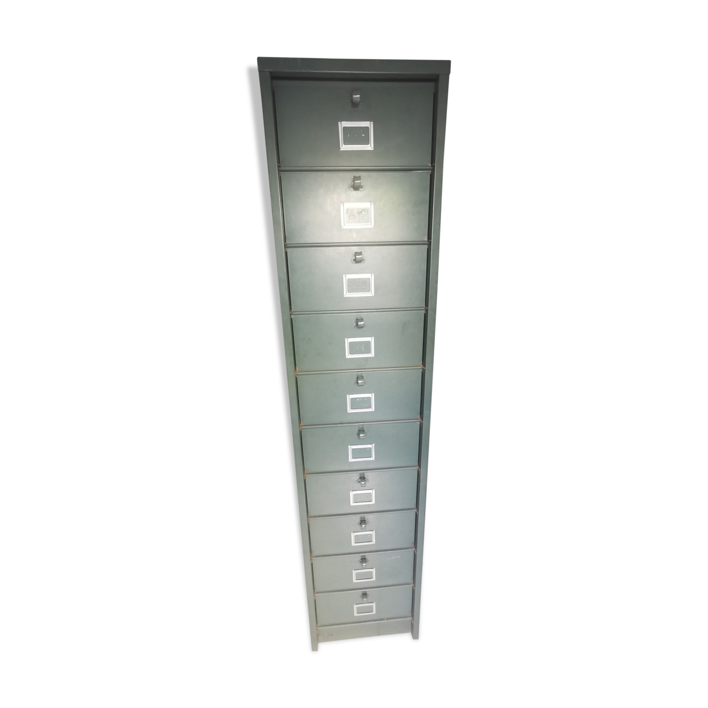 Metal cabinet with strafor valves