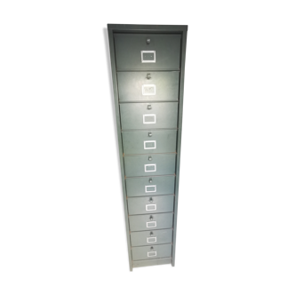 Metal cabinet with strafor valves