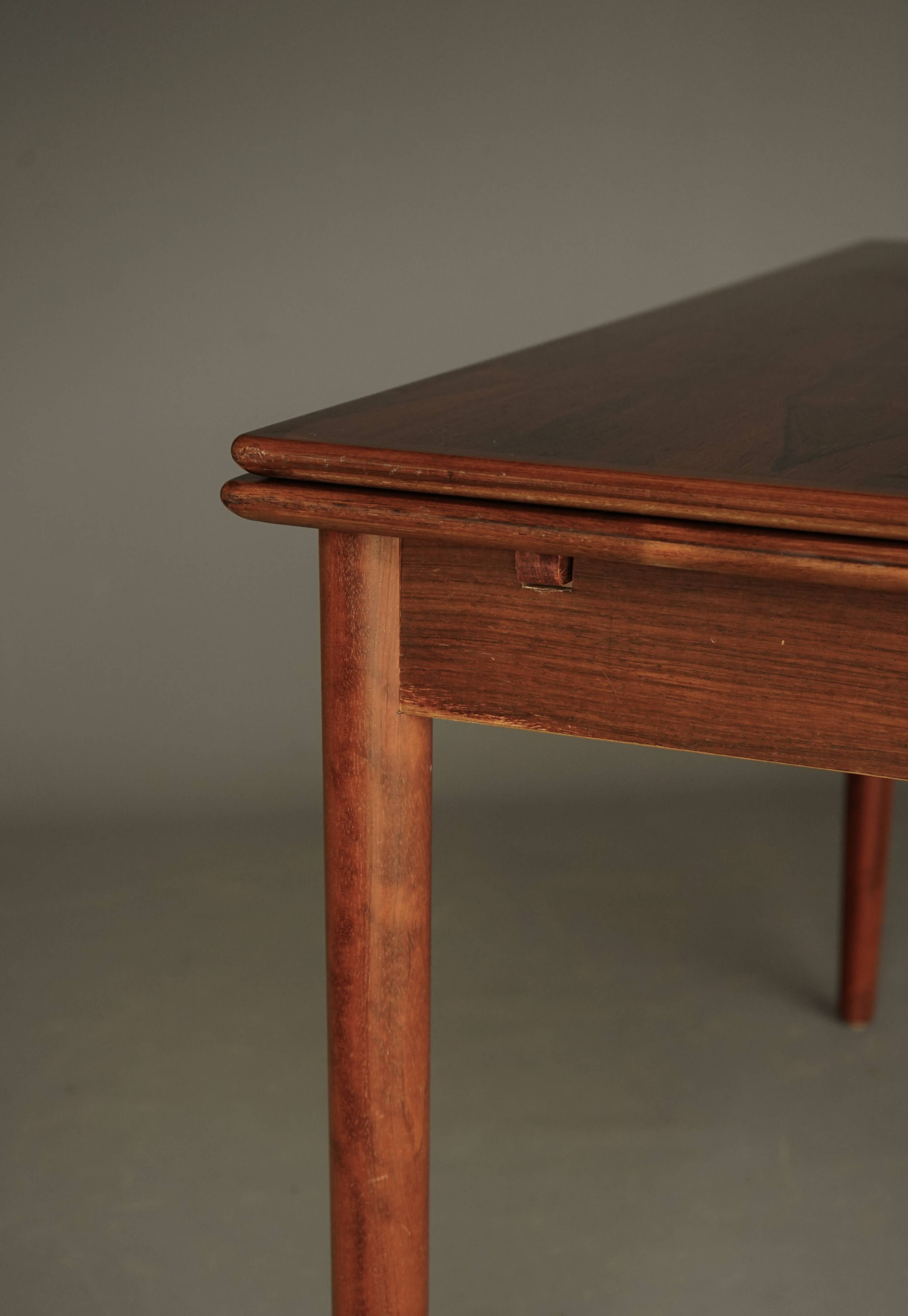Scandinavian Rosewood extendable Dining Table. 1960s