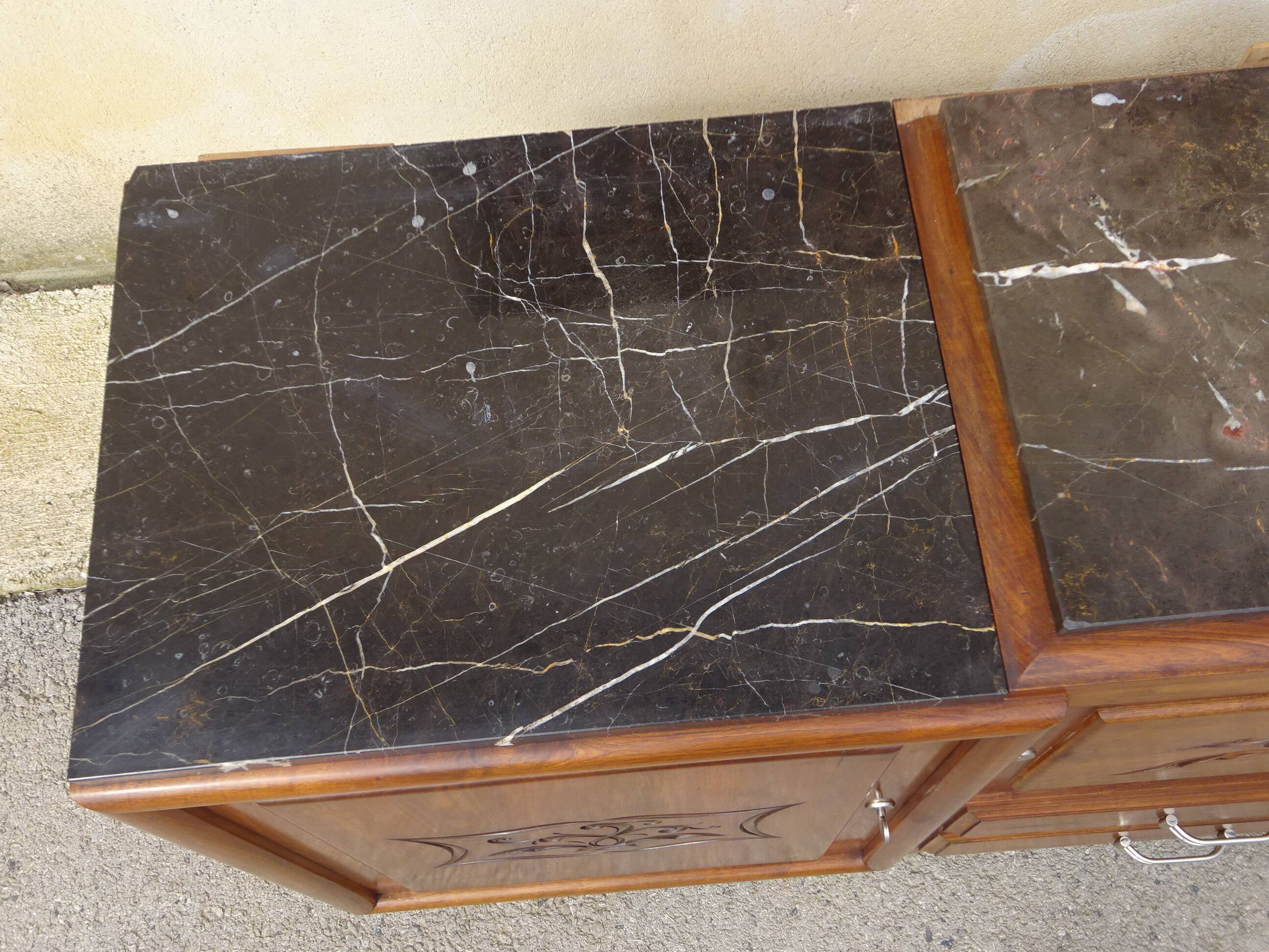 Large buffet en noyer massif, dessus en marbre noir
