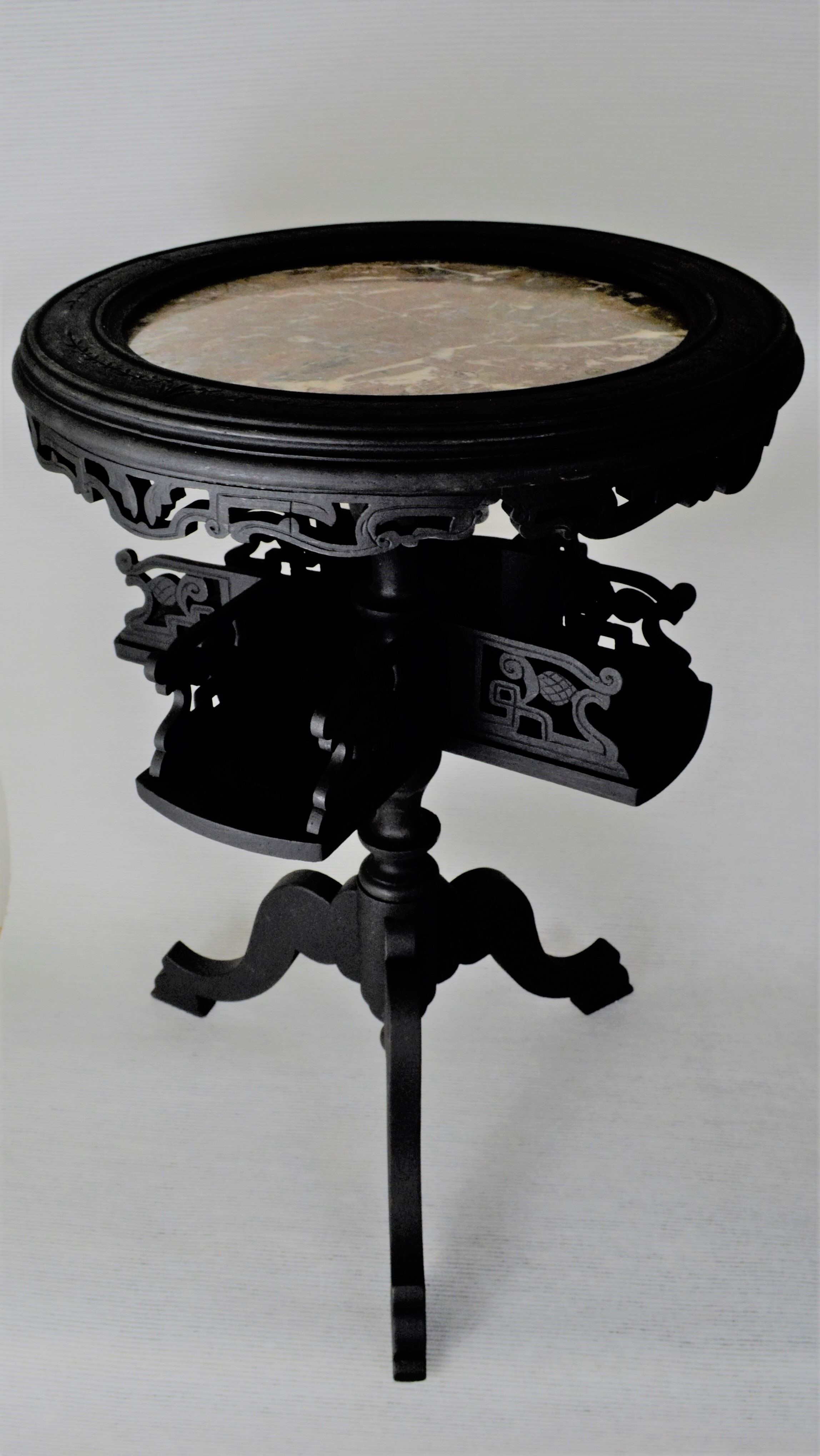 Pedestal table library with fleurs-de-lis.