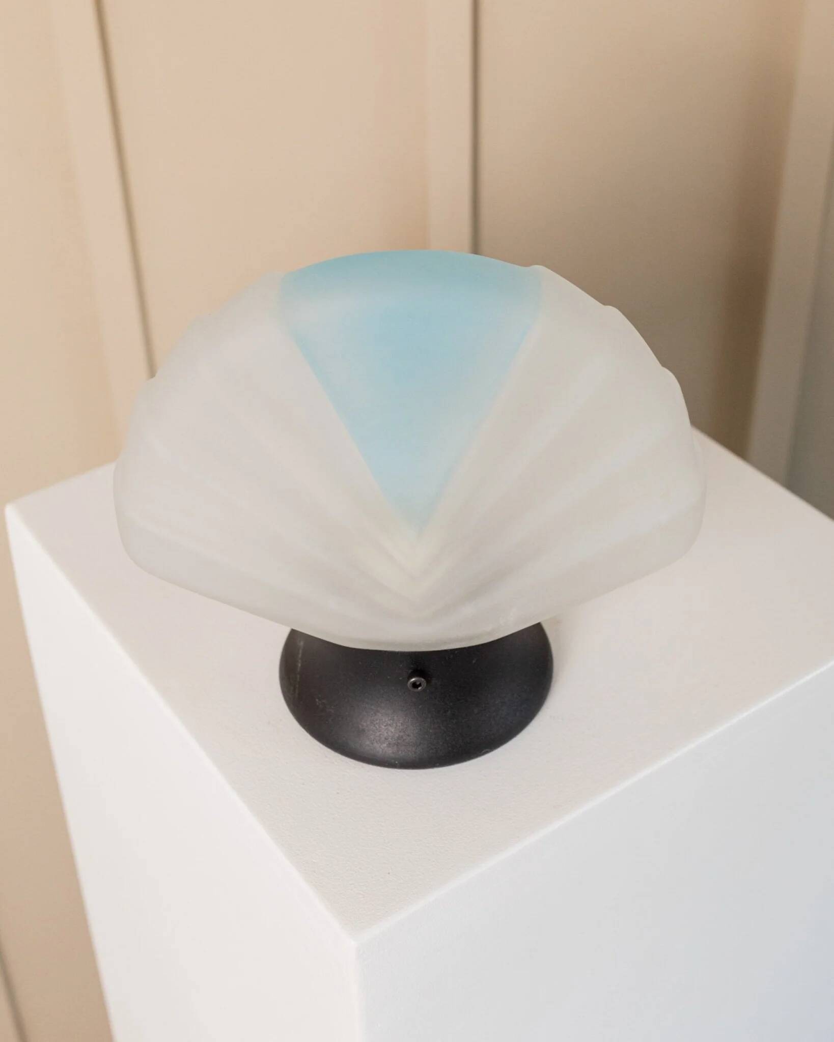 Murano Glass Shell Table Lamp in White with Blue Accent – Italian 1980s Vintage Space Age Design