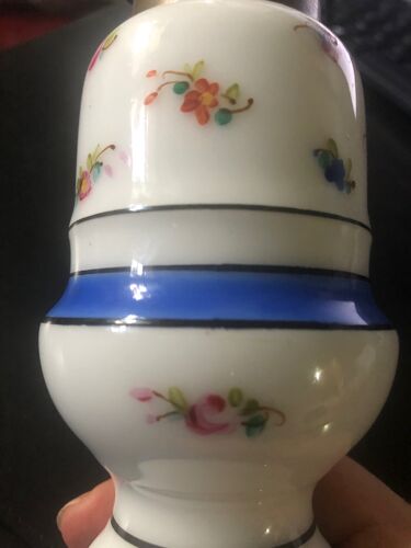 Pied de lampe en porcelaine fine motif floral