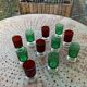 11 verres a vin ou aperitifs, 6 de couleur verte et 5 de couleur rouge vintage 1970
