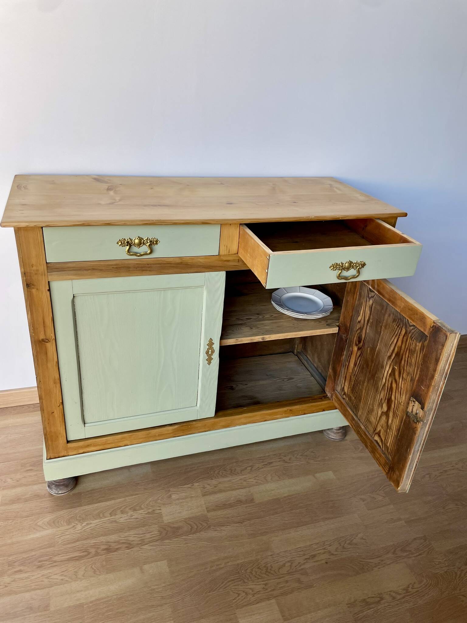 Old buffet with 2 doors