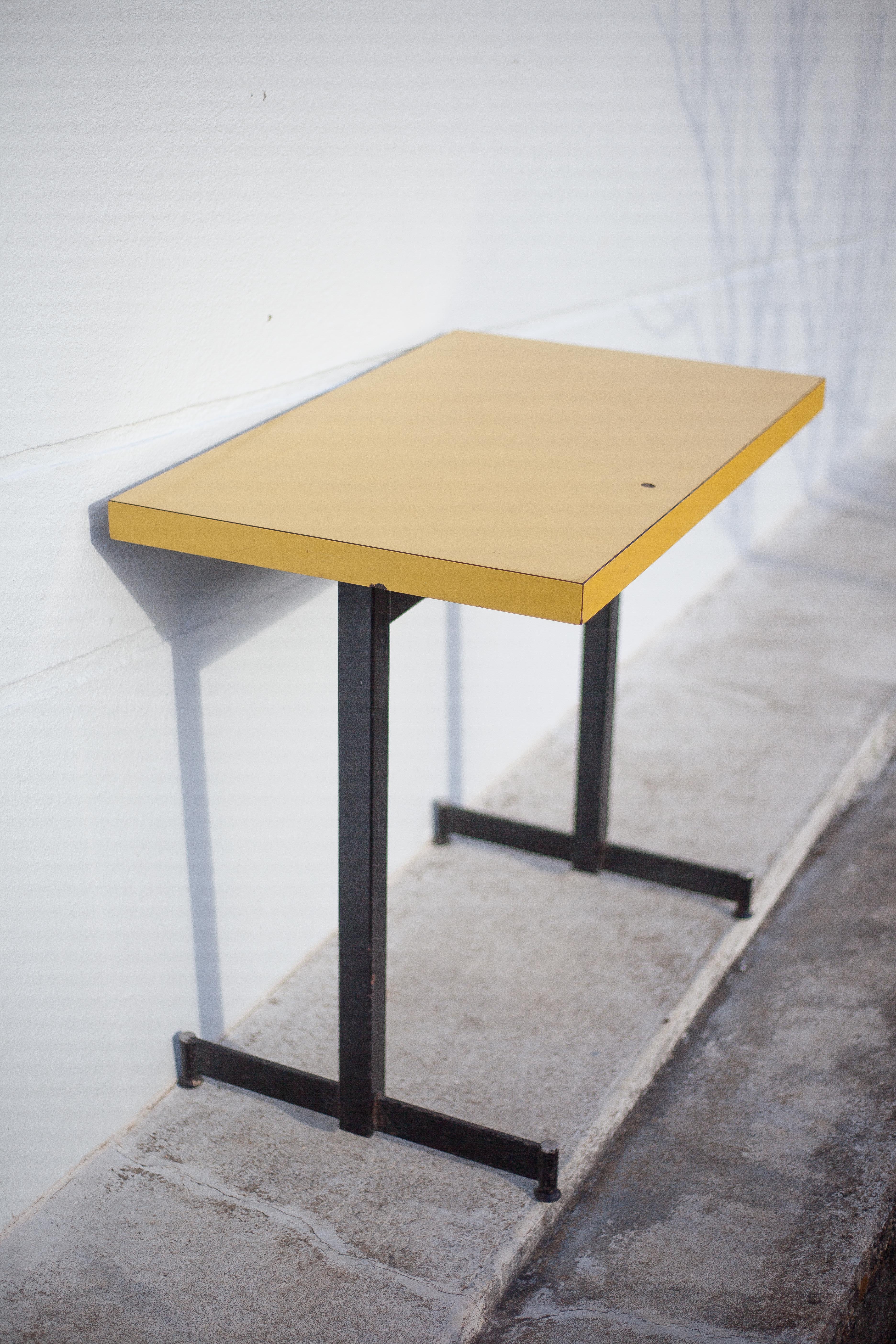 Table de bistrot en fer et formica jaune