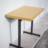 Table de bistrot en fer et formica jaune