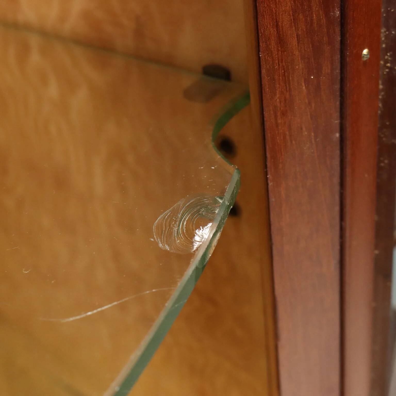 Vitrine en acajou avec incrustations en érable