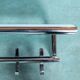 Portemanteau minimaliste cadre tubulaire chrome années 80 Memphis