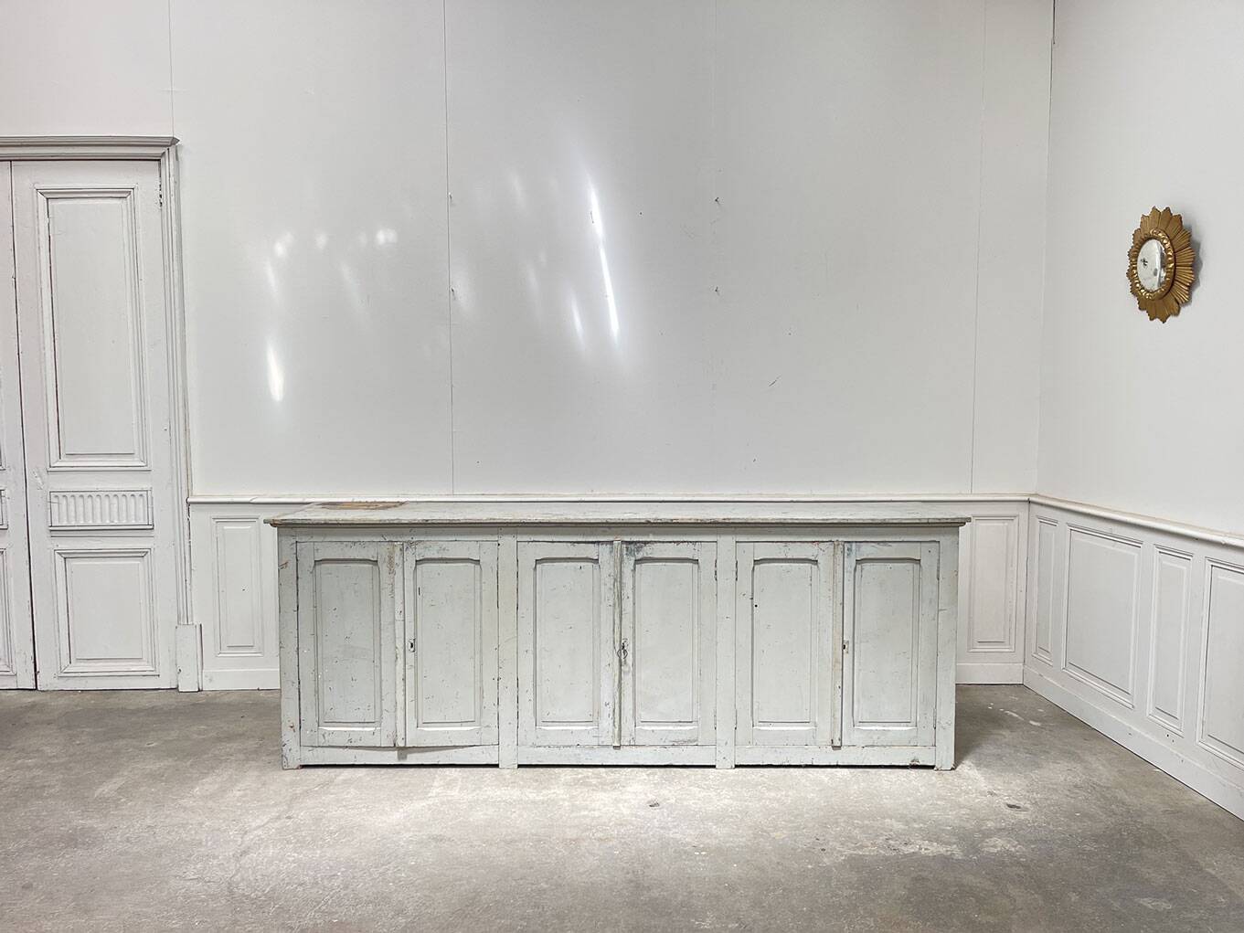 Enfilade vintage patine gris clair