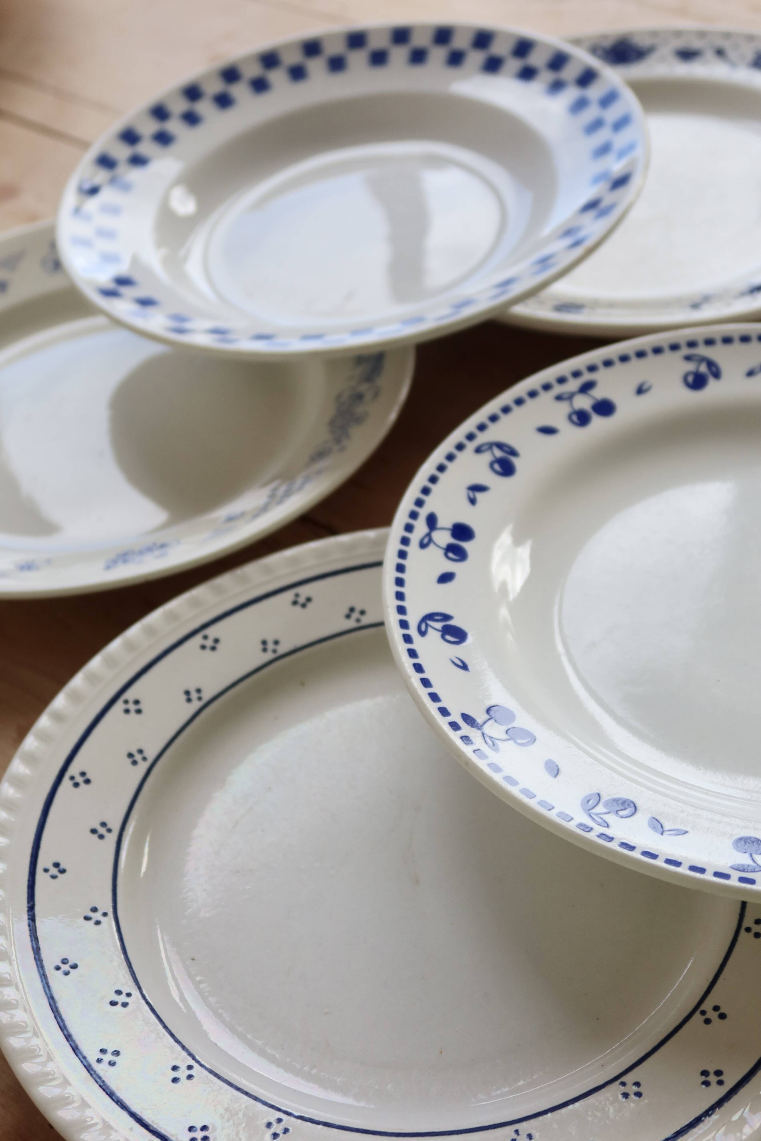 6 mismatched vintage blue and white earthenware dinner plates – Lot Marl