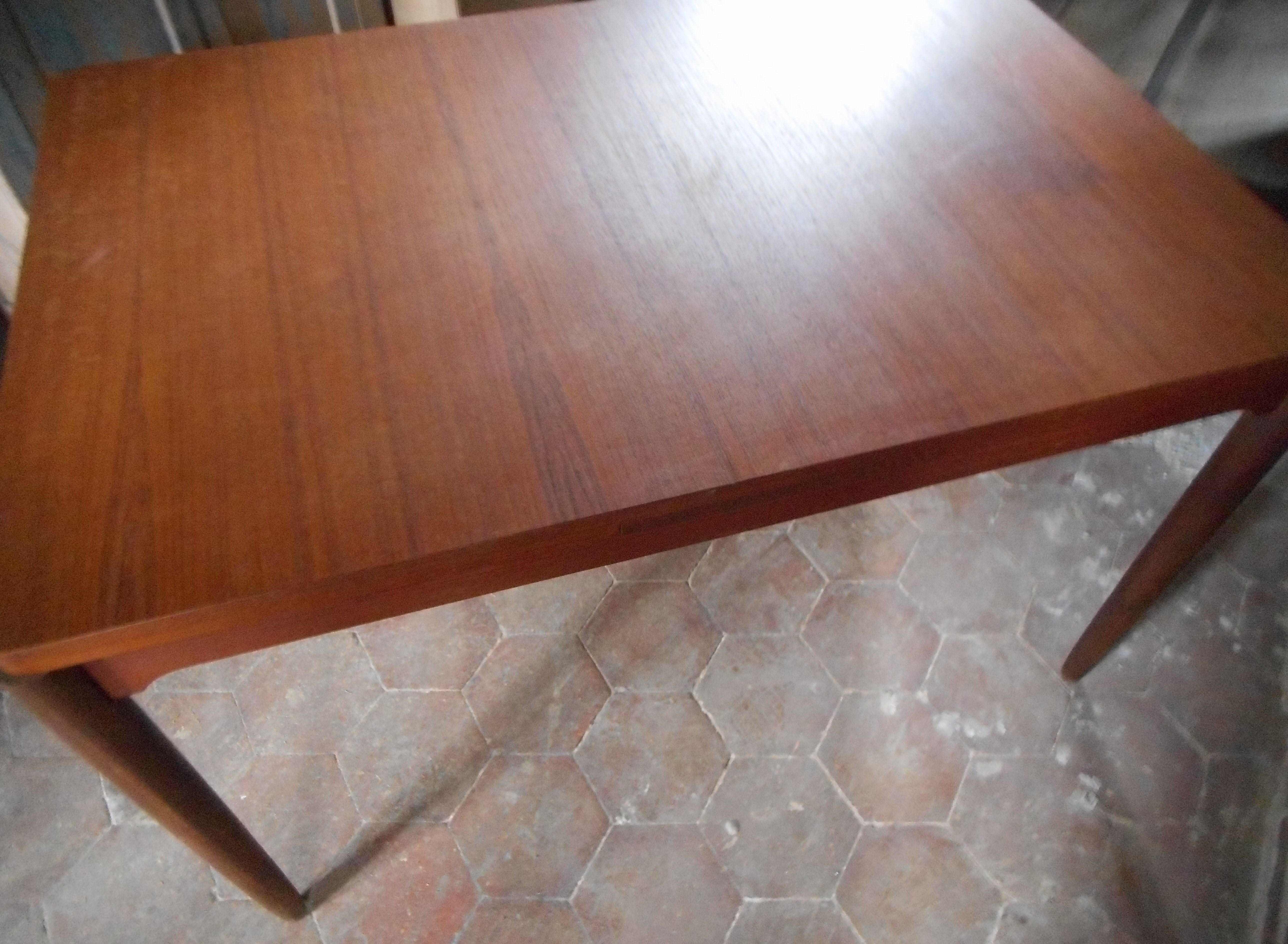 Expandable teak table