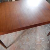 Expandable teak table