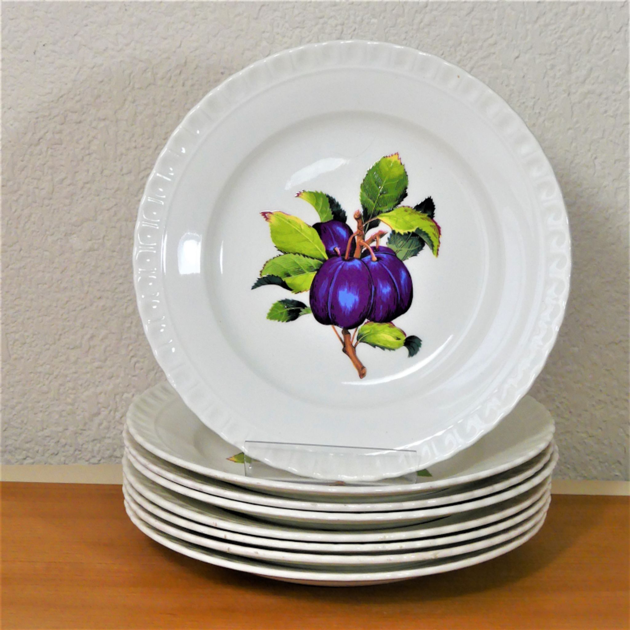 Huit assiettes à dessert anciennes aux motifs multi-fruits