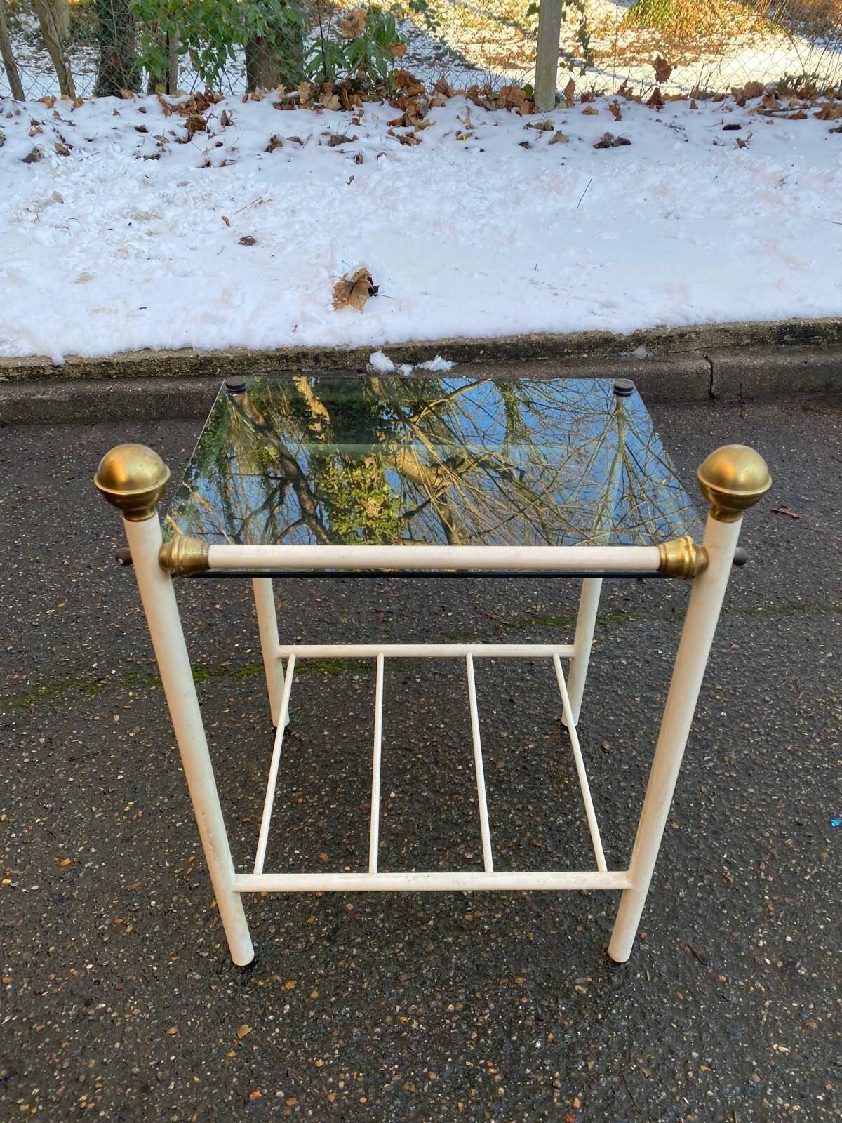 Table de chevet industrielle en acier blanc et verre fumé doré