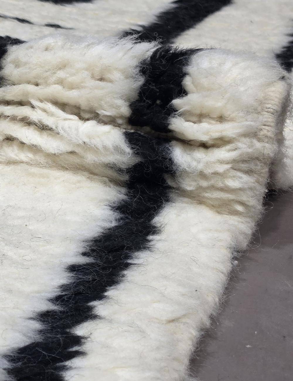 Tapis noir et blanc contemporain -  300 x 210 cm