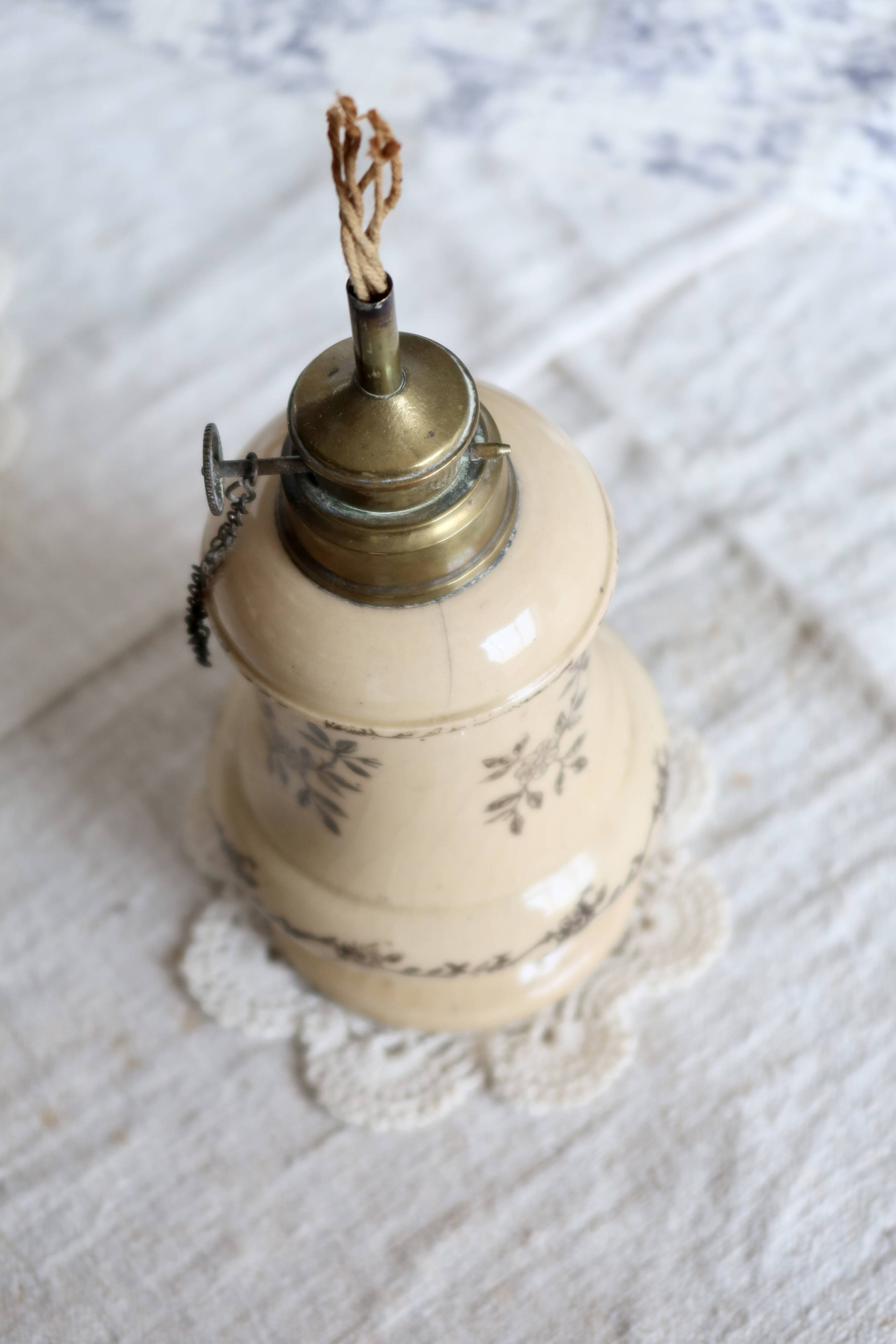 Vintage beige earthenware oil lamp base - Brown floral pattern - Col