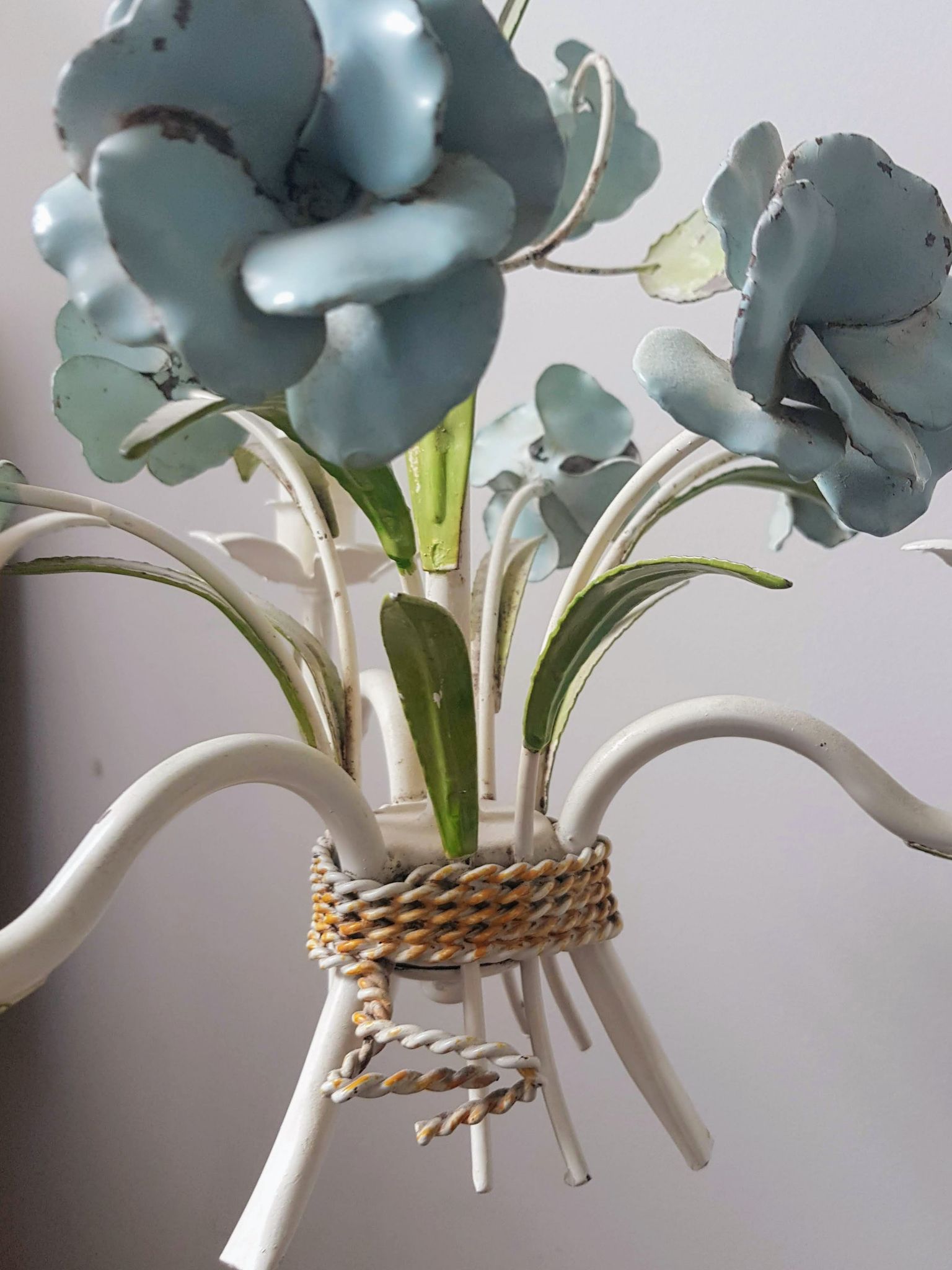 Lustre tole vintage avec roses bleu clair années 1960