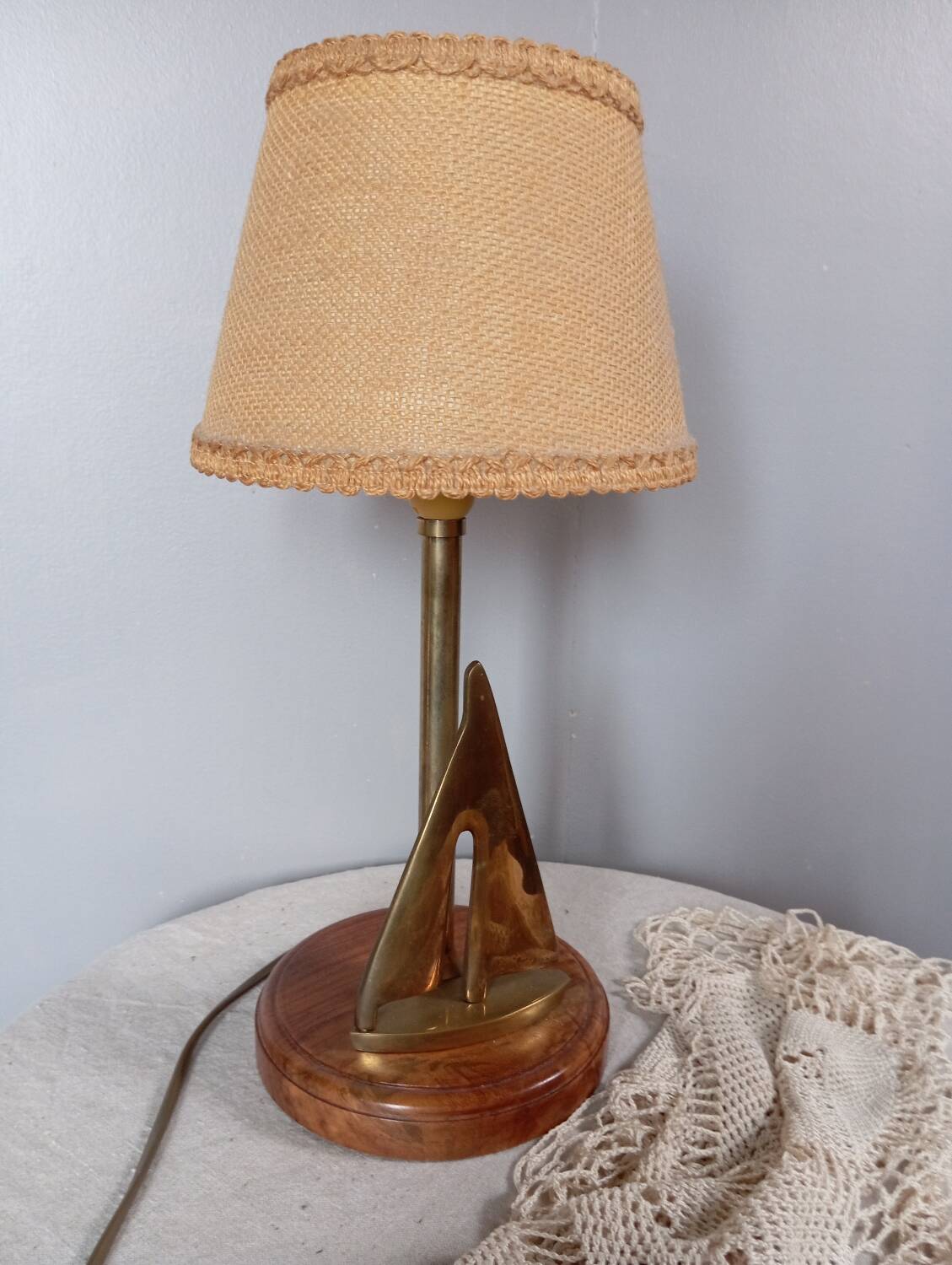 Lampe à poser marine socle bois, voilier laiton, abat jour jute