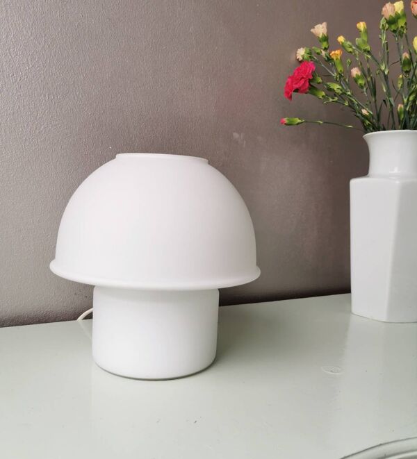 Lampe de table champignon en verre blanc Glasshütte Limburg années 80