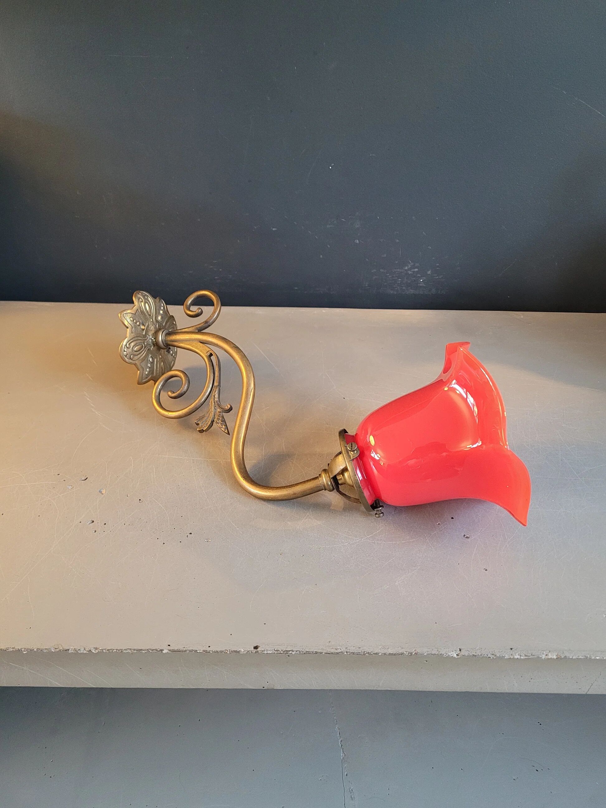 Tulip wall light in brass and red glass