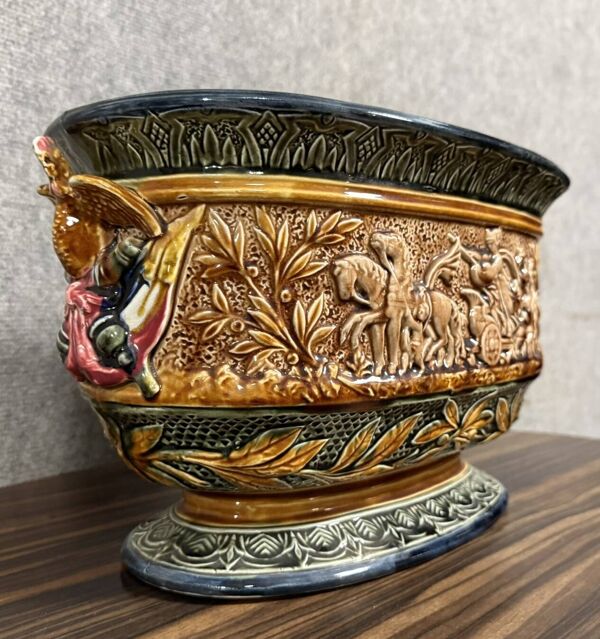Grosse jardinière en barbotine de couleurs avec un décors à l'antique