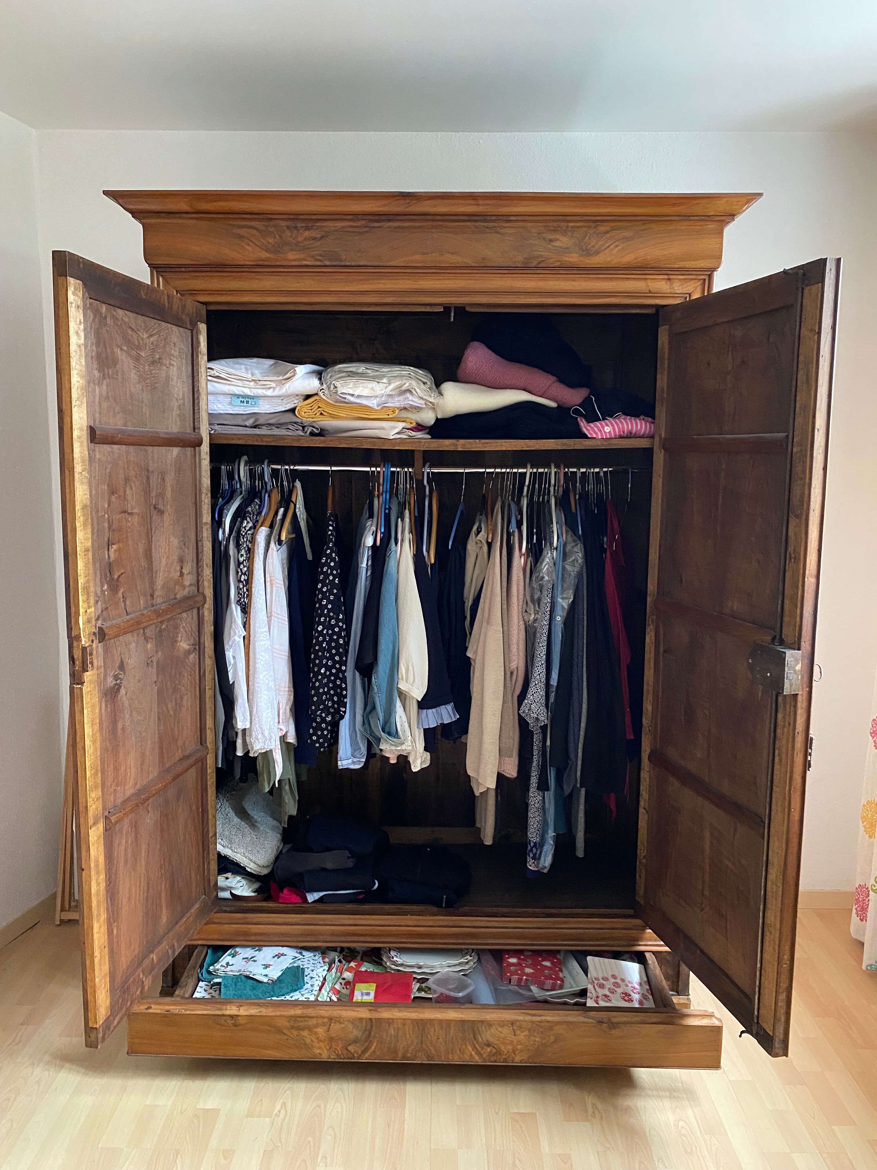 Walnut cabinet Louis Philippe