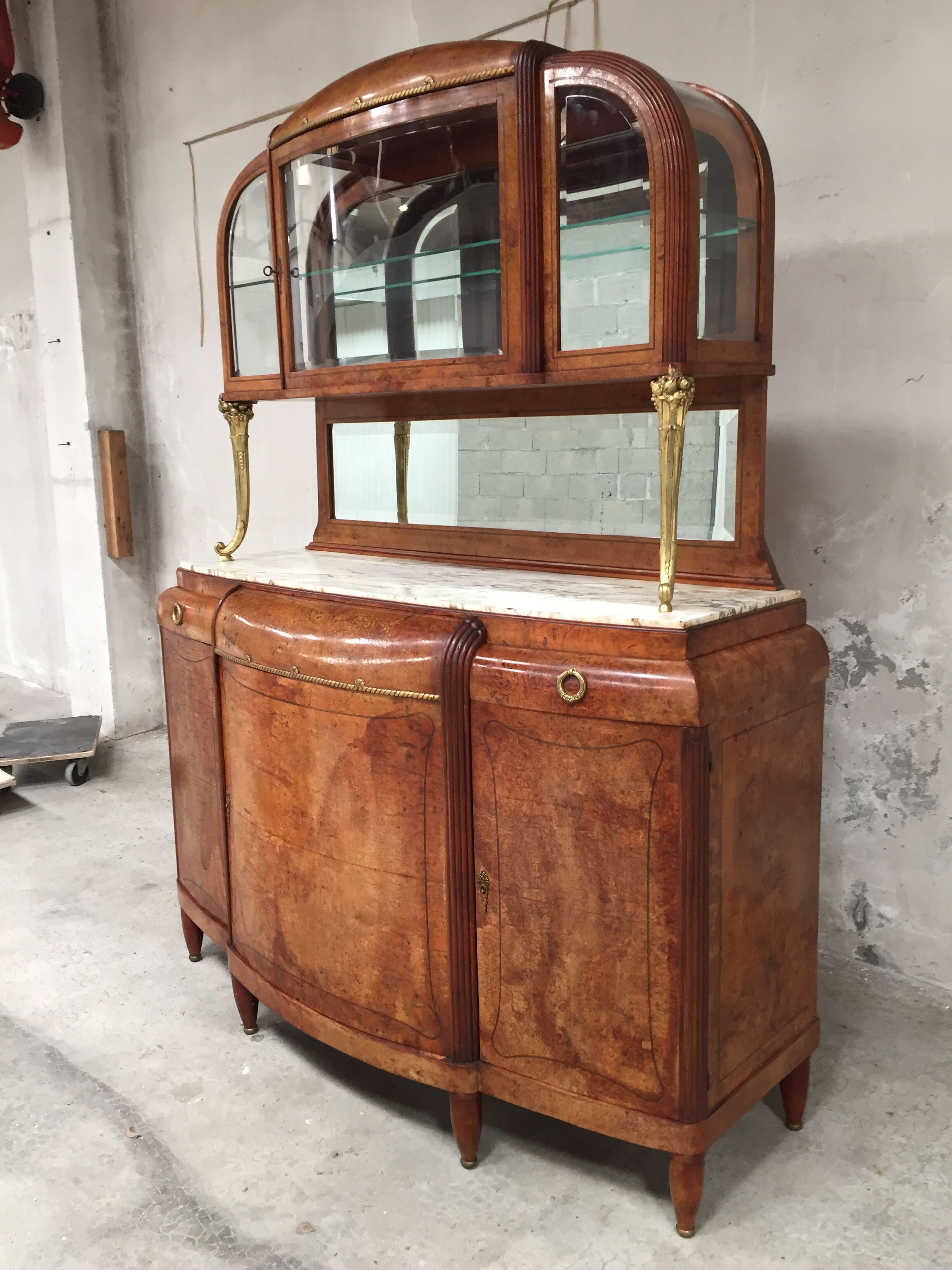 Meuble d'ébéniste art déco en loupe d'orme et bronze
