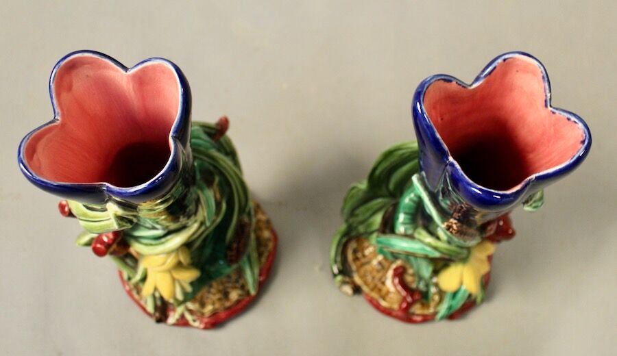 Pairs of vases decorated with majolica sarguemine flowers
