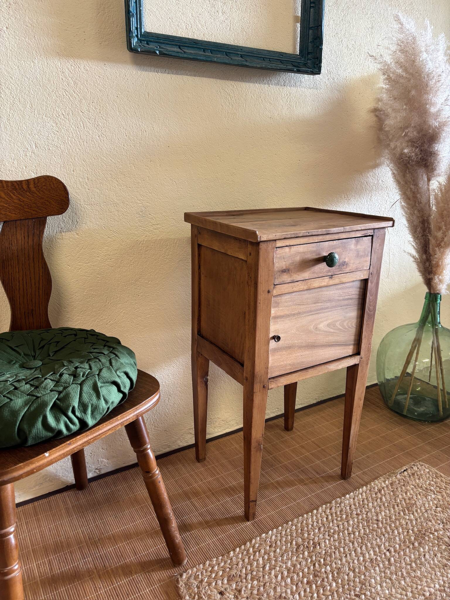 Table de chevet en bois brut rénovée