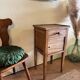 Table de chevet en bois brut rénovée