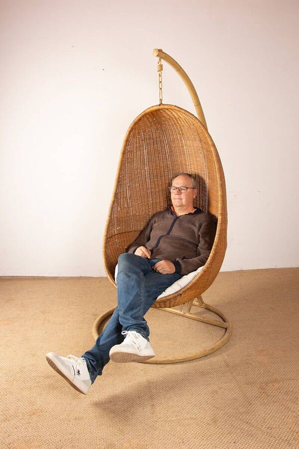 Fauteuil Danois en Rotin tressé, avec son portant en métal, Nana Ditzel.