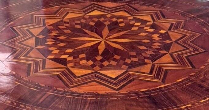 Round "Sorrentino" gueridon inlaid with a rosette design.