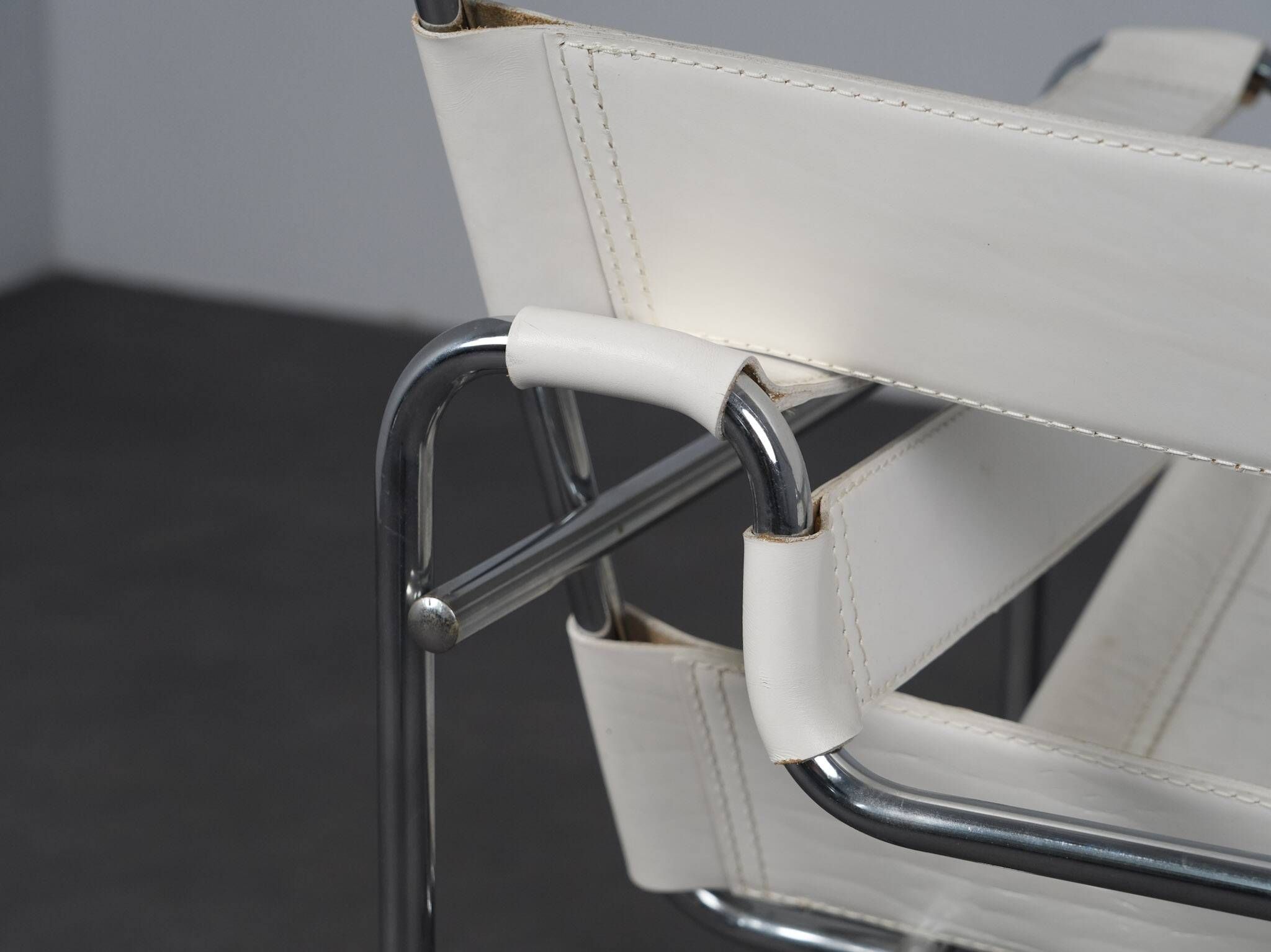 Chaise longue en cuir et acier tubulaire dans le style Bauhaus, Italie, années 1990.