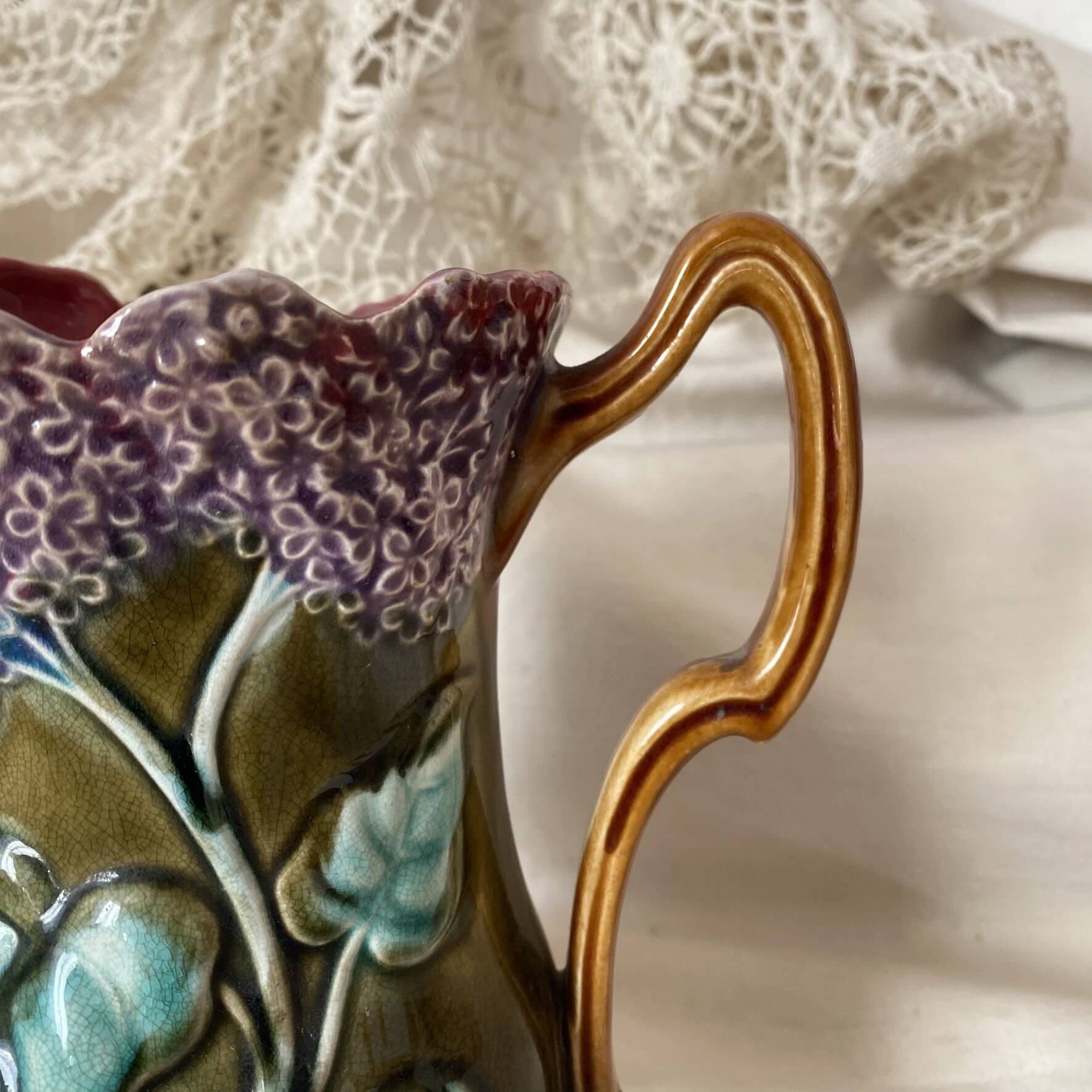 Pichet en barbotine Onaing décor Lilas art nouveau