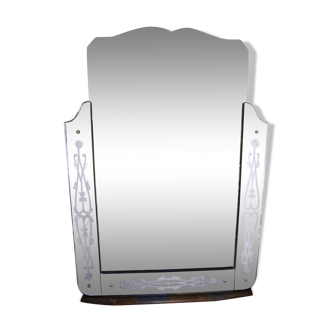 Close-walled mirror on wooden base