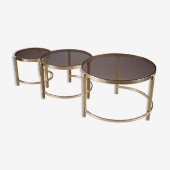 Set de trois tables basses gigognes en bronze et verre fumé, années 70