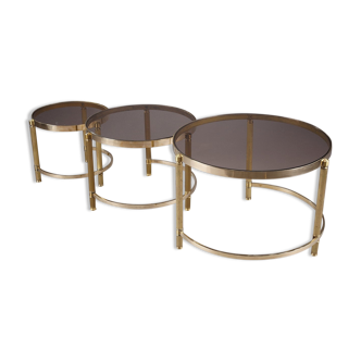 Set de trois tables basses gigognes en bronze et verre fumé, années 70