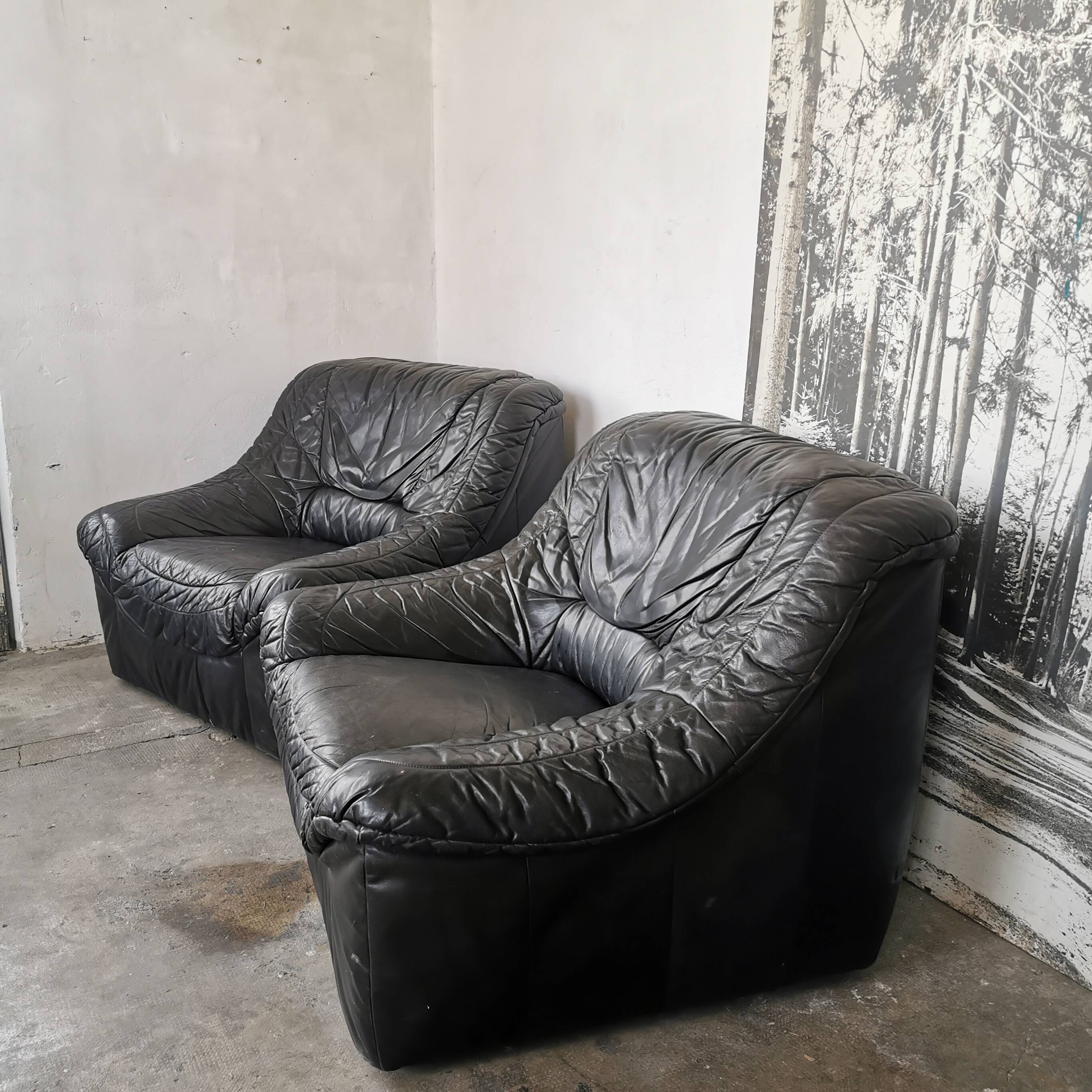 Pair of black leather armchairs from the 80s