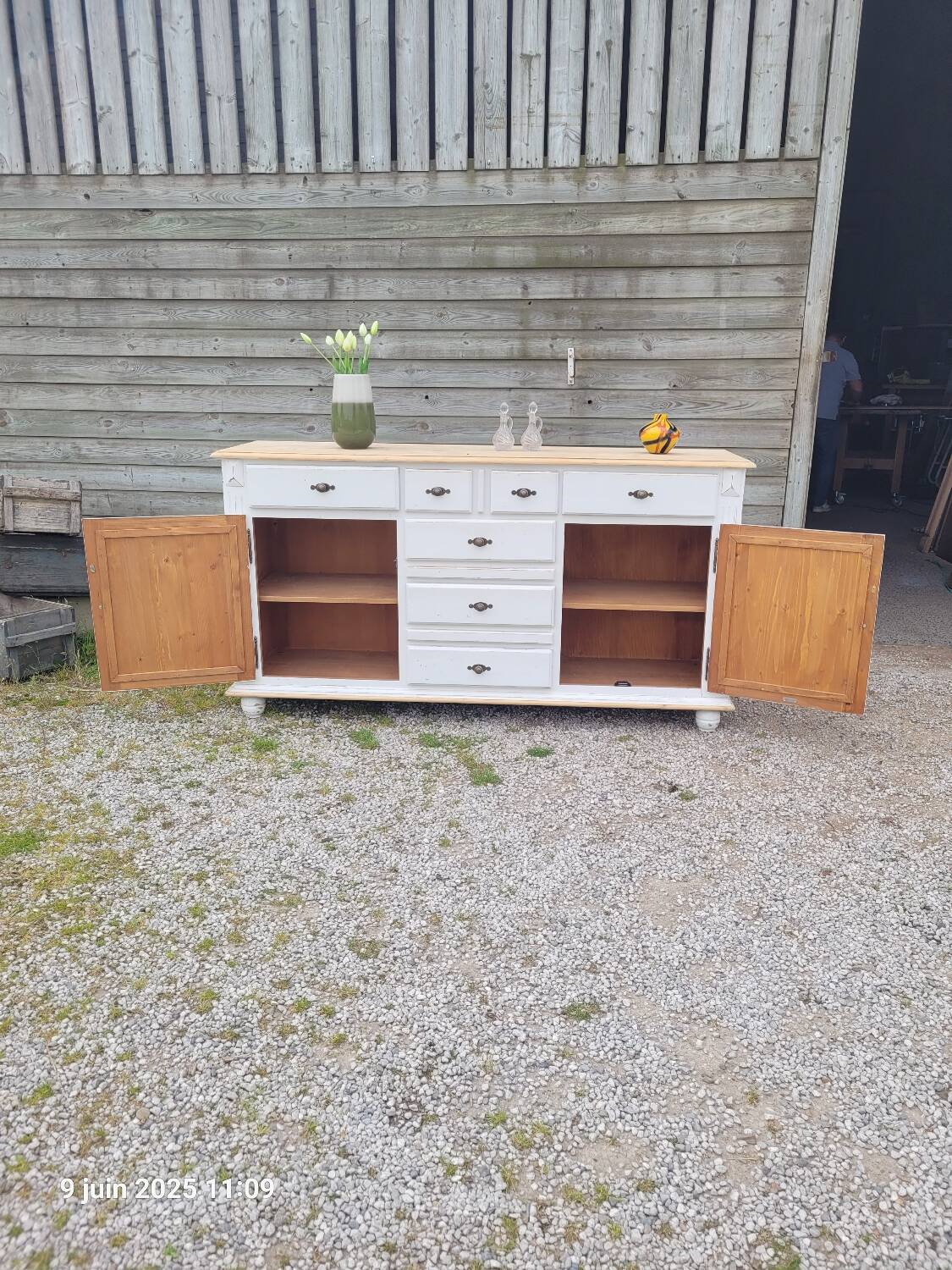Buffet en bois patiné blanc
