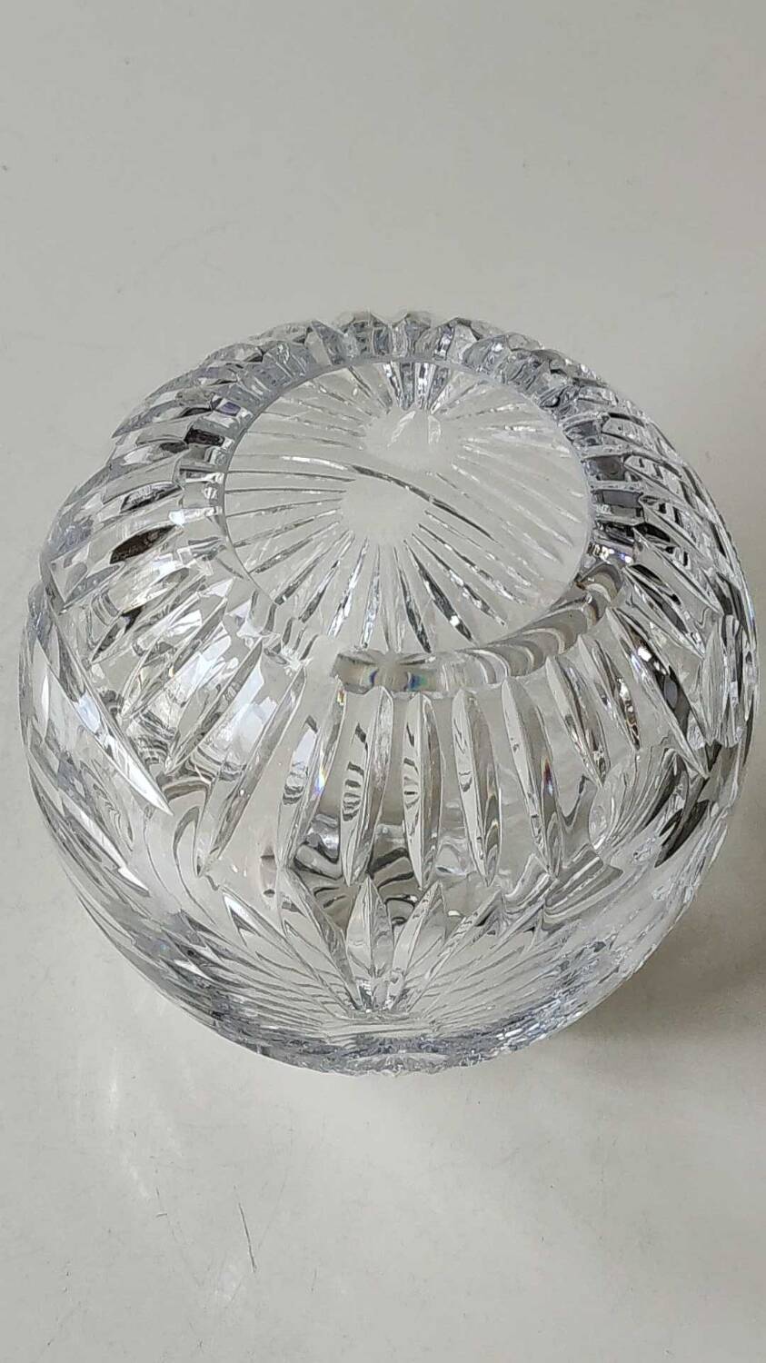 Vintage ball-shaped vase, in Bohemian/Boho chic crystal. 15 x 13 cm