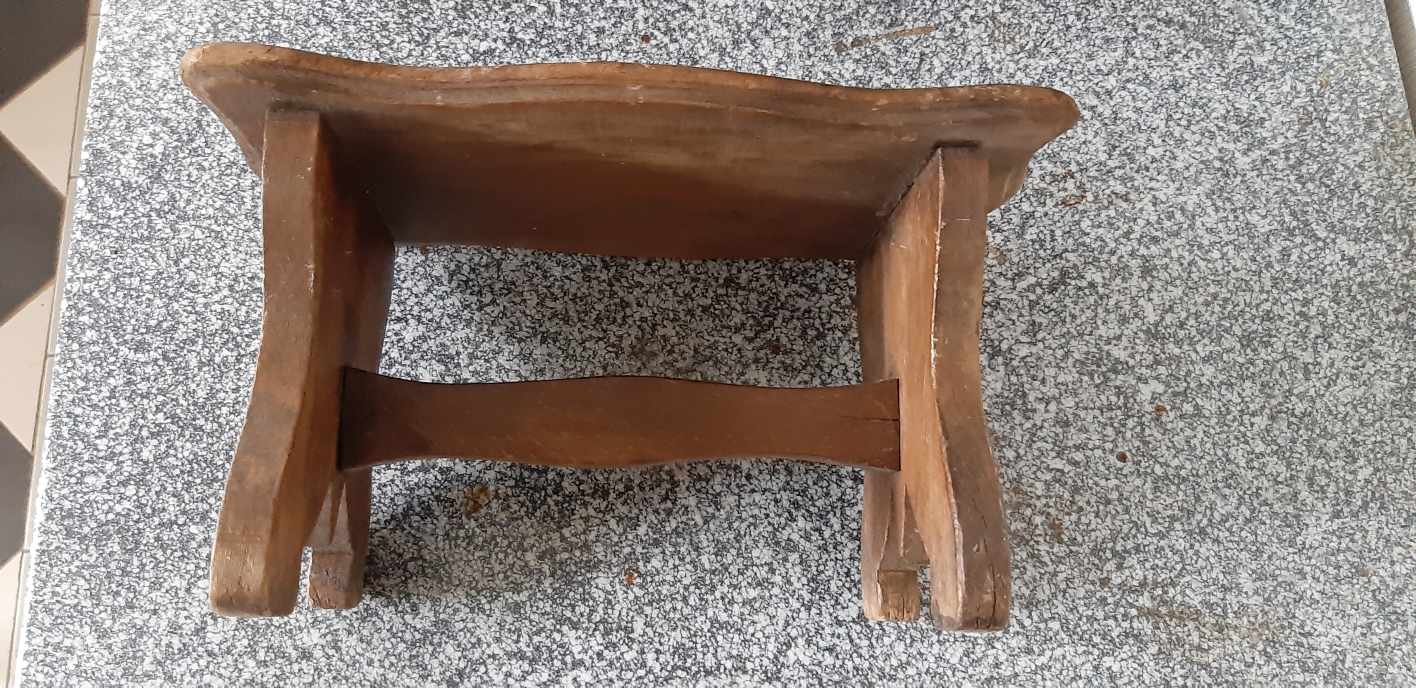 small bench rests feet