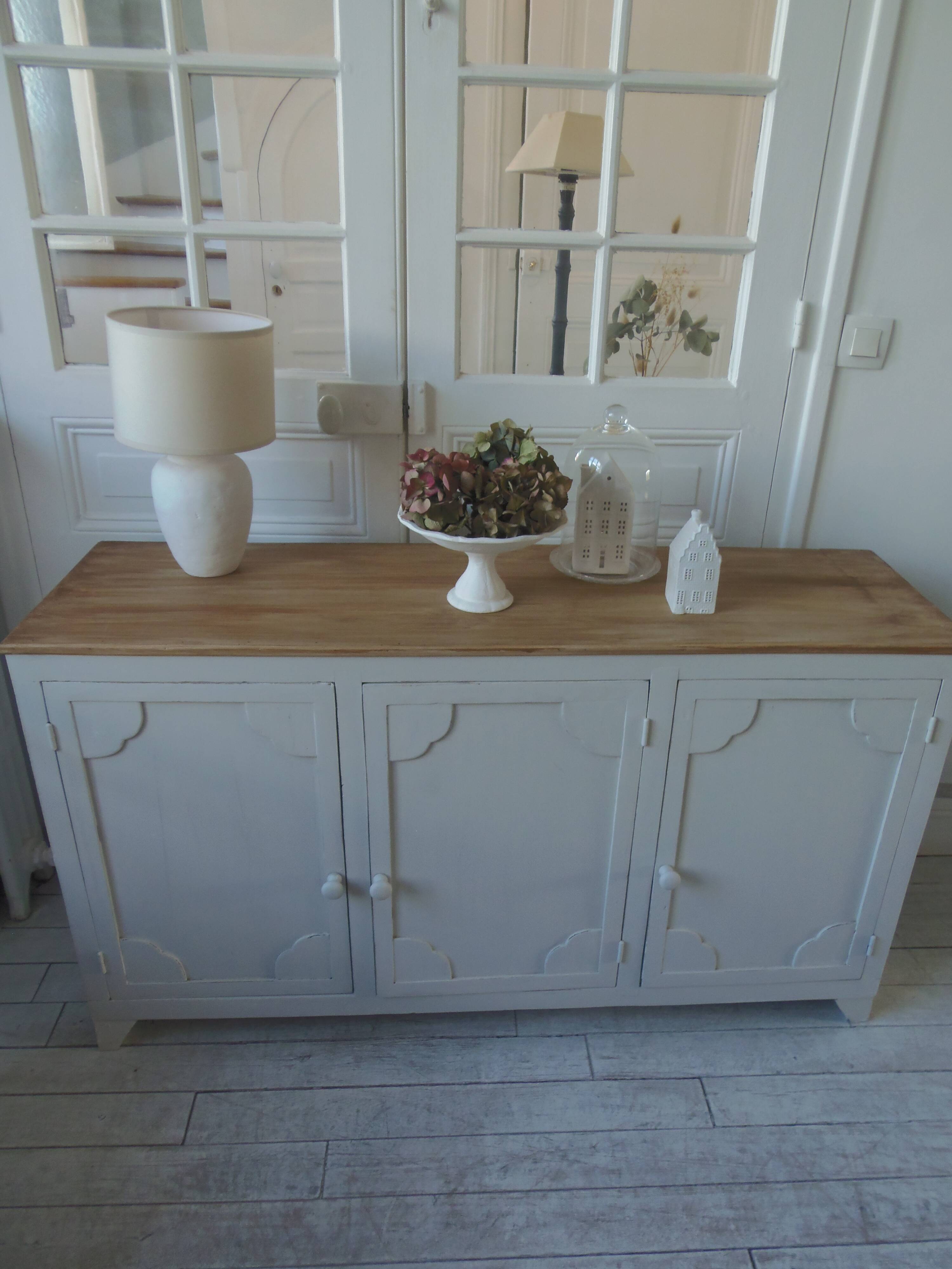 Vintage low sideboard with 3 doors, pearl gray patina, wooden top.